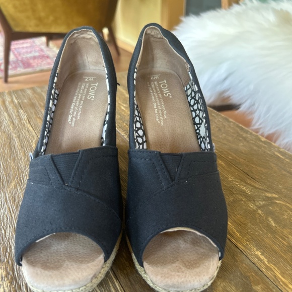 Tom’s black wedge shoes - Picture 2 of 4
